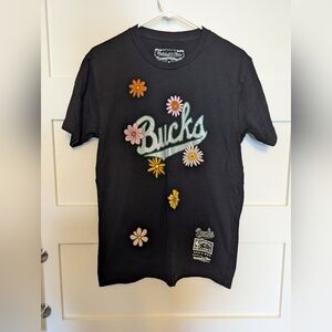 Women's Milwaukee Bucks Basketball crewneck T-shirt. Mitchell and Ness medium.